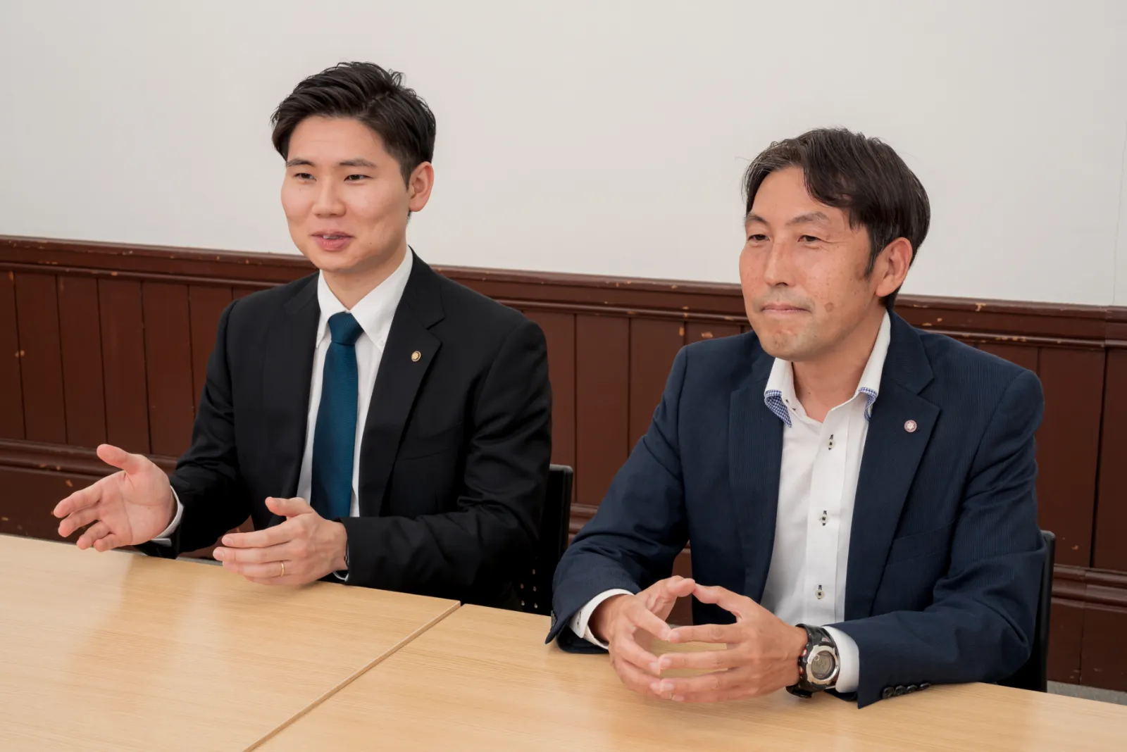 デジタル政策推進課　主事 飯村 海斗（写真左）